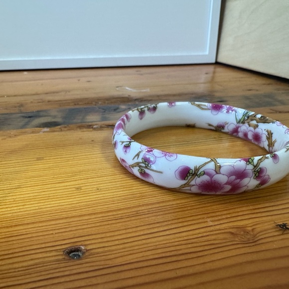 Chinese vintage Floral Porcelain Bangle Bracelet in Pink and White - Picture 6 of 10
